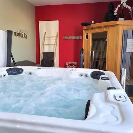 Holiday home & Les Hirondelles De 2 A 8 Personnes Arneke